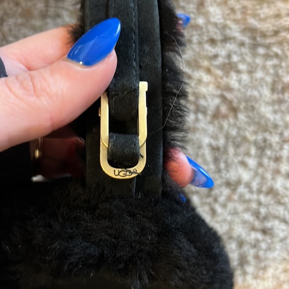 UGG headphone earmuffs never worn. Just needs an AUX cord to plug in - Picture 2 of 4